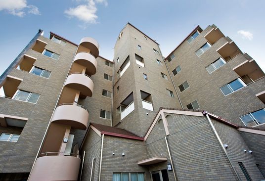 多階層のモダンな建物外観
