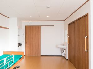 居室の入口と洗面台