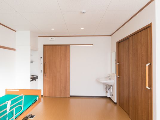 居室の入口と洗面台