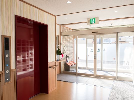 明るい玄関のエレベーター側