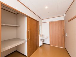 洋室の一角と洗面所