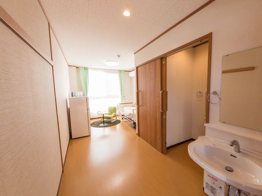 明るく広々とした居室の様子