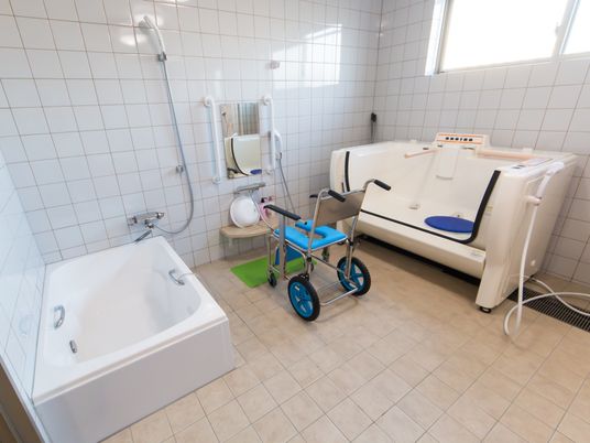 バリアフリー設計の浴室