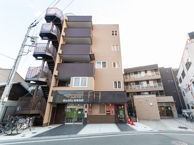 多階建ての建物の外観 外観 落ち着いた色合いの建物で、清潔感があります。バリアフリー設計にも配慮され、快適な職場環境が整っています。