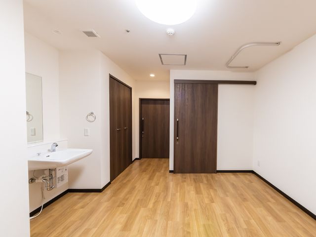 居室の明るい空間 居室 シンプルで清潔感のある居室です。広々とした間取りで日々の生活が過ごしやすくなっています。