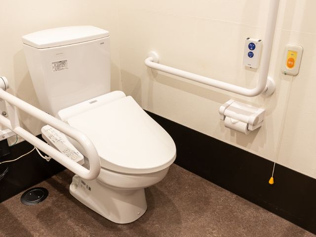 バリアフリー対応トイレ トイレ 手すり付きの清潔なトイレ空間です。安心してご利用いただけるよう、配慮が行き届いています。