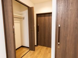 木目調の洋室の入口