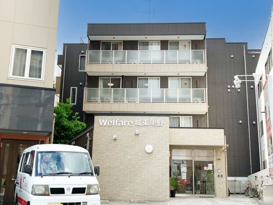 施設外観の建物正面  
