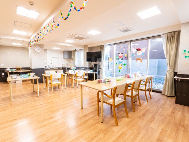 明るい食堂スペース 食堂 カラフルな装飾が施された食堂。憩いと会話の場所として快適な空間が保たれています。
