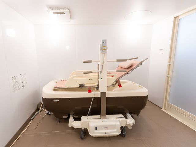 浴室の機能設備 浴室 清潔感ある浴室には、安全かつ快適にご利用いただける設備が整っており、心地よいバスタイムをご提供します。