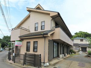 明るい外観の建物エントランス