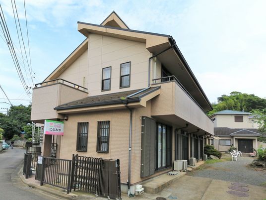 明るい外観の建物エントランス
