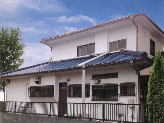 白壁の建物屋外外観