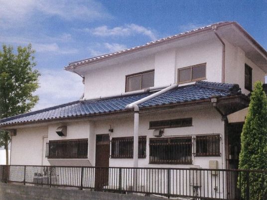 白壁の建物屋外外観