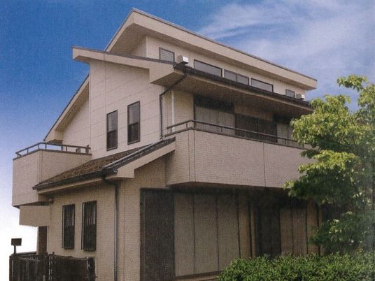 明るい外観の建物