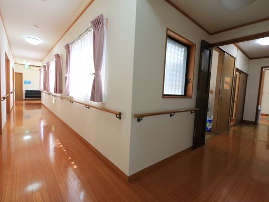 光沢のある床の廊下