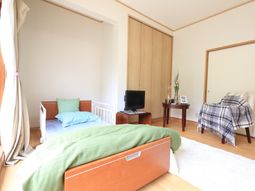 明るい単身部屋の居室
