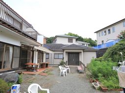 建物と庭の風景