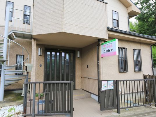 落ち着いた色合いのエントランス