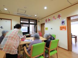 明るい多目的室の様子