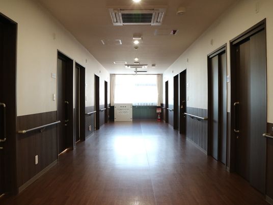 明るく清潔な廊下