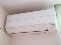 壁掛けエアコンのクローズアップ