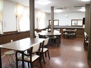 明るい共用ダイニング