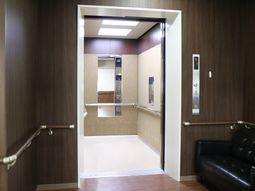 エレベーターと椅子のある廊下