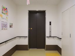 エレベーター前の廊下