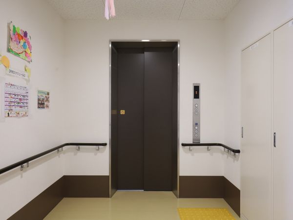 エレベーター前の廊下