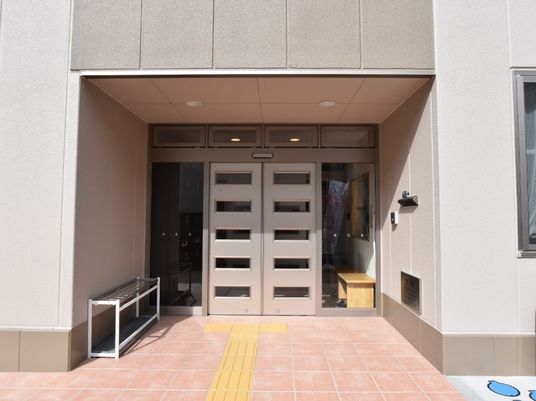 明るく広いエントランス