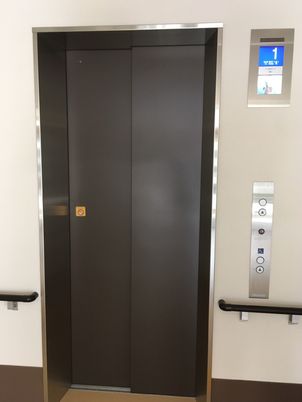 閉じたエレベーターの扉