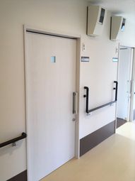 廊下のドアとエアコン