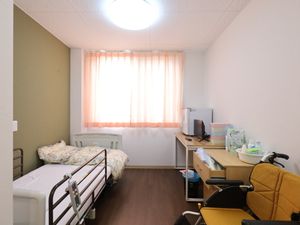 明るい個室の一角
