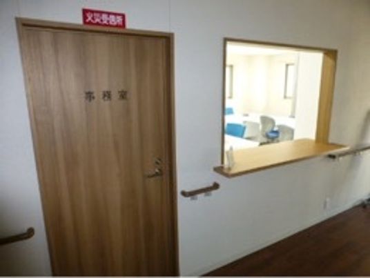 木製の扉と窓の廊下