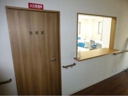 廊下と多目的室のドア