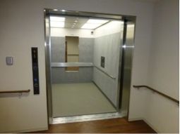 手すり付き広々エレベーター