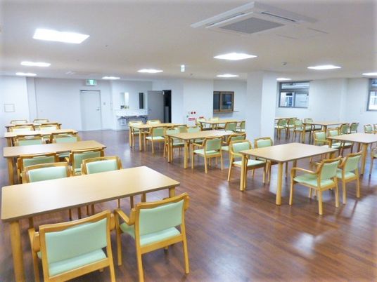 広々とした明るい食堂