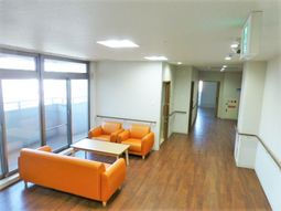 明るいラウンジ空間