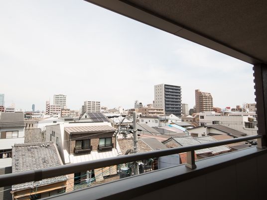 都市の景色を望むバルコニー