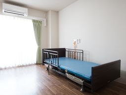 明るい居室のベッド