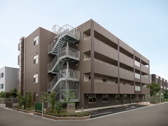 茶色の建物の外観