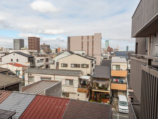 街並みを望むリビングの景色