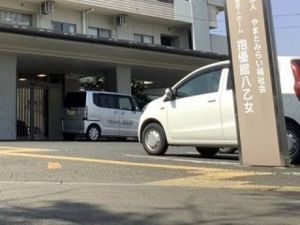 施設前の車寄せ外観  