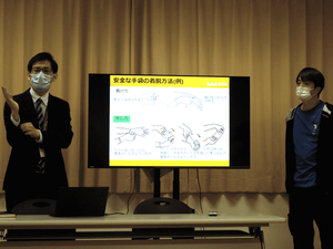 研修中のスタッフと説明画面  
