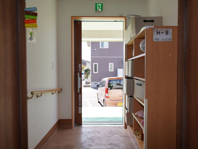 入り口と駐車スペース エントランス 自然光が差し込む入り口には、手すりが設置されているため、安全に移動しやすくなっています。