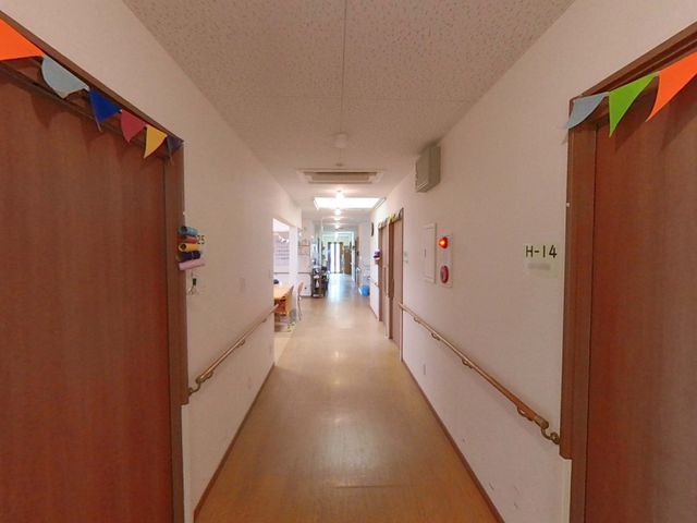 清潔で明るい廊下 廊下 広くて明るい廊下は、快適な移動が可能です。温かみのある内装が安心感を与えてくれます。