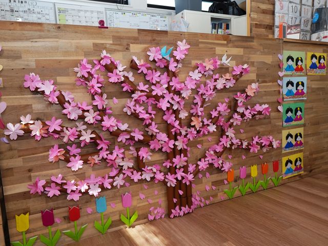 色鮮やかな壁の装飾 廊下 色とりどりの花で飾られた壁は、温かみのある雰囲気を作り、利用者の心を和ませます。