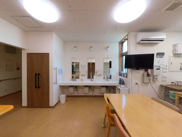 明るい空間の洗面台 洗面台 広々とした明るい空間に設置された洗面台です。清潔な職場環境で快適に働けます。