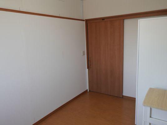 木製ドアの居室